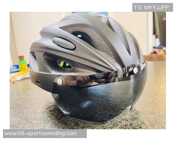 东契奇调侃海斯骑车太危险呼吁大家佩戴头盔安全出行